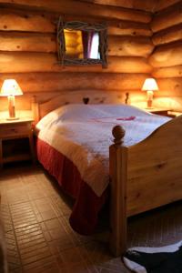 Janvry恩隆丁斯度假屋的小木屋内一间卧室,配有一张床
