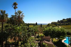 拉克鲁瓦瓦尔梅瓦尔玛城堡酒店的享有棕榈树和游泳池度假村的空中景致