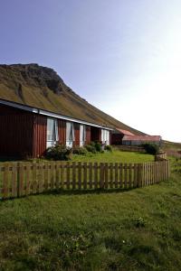 Brjánslækur红谷农家乐的山丘房屋旁的围栏