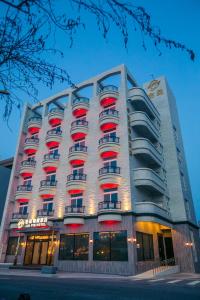 马公金品精致旅店的一座大型建筑,上面有红色和白色的阳台