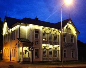 德鲁斯基宁凯达里加酒店的前面有路灯的有灯的房子