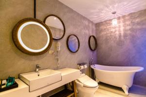 马公金品精致旅店的浴室设有盥洗池和两面镜子。