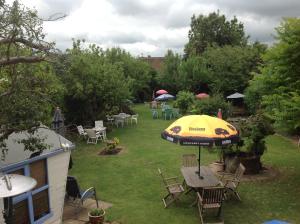 奇平索德伯里The Beaufort Hunt的庭院配有遮阳伞和桌椅。