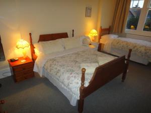 伊斯特布恩比奇莱丝酒店的一间卧室设有两张床和两张台灯。