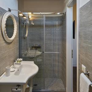 拉文纳M俱乐部德卢克斯住宿加早餐酒店的一间带水槽和淋浴的浴室