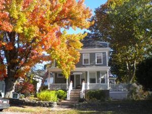 波特兰弗利特伍德住宿加早餐旅馆的秋天的房屋,树木变色