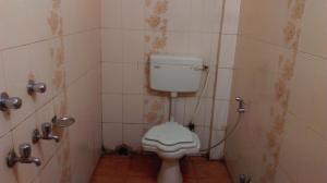 古瓦哈提Hotel Prince B的一间带卫生间和瓷砖墙的浴室