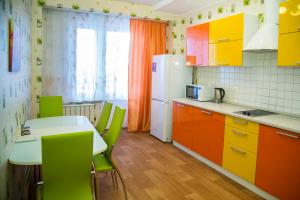 克拉斯诺亚尔斯克Apartment on Shakhterov, 44 by KrasStalker的厨房配有色彩缤纷的橱柜和桌椅