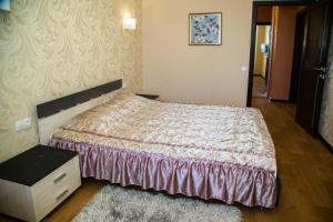 克拉斯诺亚尔斯克Apartment on Shakhterov, 44 by KrasStalker的一间卧室配有一张床和一个梳妆台