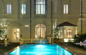 罗马Palazzo Dama - Preferred Hotels & Resorts的大楼前的游泳池