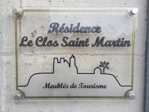 拉昂Le Clos Saint Martin的大楼内餐厅标志