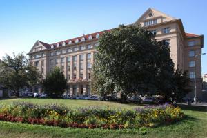 布拉格沓酒店的前面有鲜花的大建筑