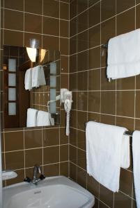 齐勒河谷采尔加尼马克西米利安酒店的浴室配有盥洗盆、镜子和毛巾