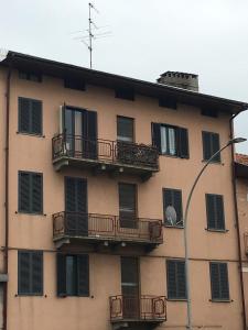 比耶拉B&B Libertà的公寓大楼设有阳台和街灯