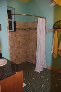 马里波萨Sierra Trails Inn的浴室配有淋浴帘和盥洗盆。