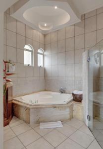 圣何塞Casa Conde Hotel & Apartamentos的大型浴室设有浴缸和淋浴。