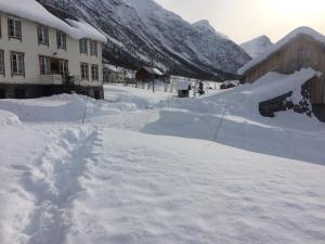 斯特兰达欧沃沃尔农场民宿的一座房子旁边的积雪堆成的院子