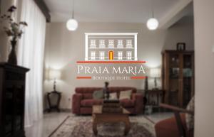 普拉亚Pousada Praia Maria的带沙发的客厅和墙上的建筑