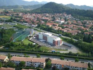 莫佐Bes Hotel Bergamo Ovest的城市的空中景观,建筑和道路