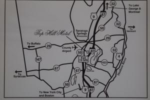 萨拉托加泉托普希尔汽车旅馆的黑白的城市地图