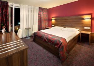 帕索尔维基特蒙目瑟瓦夫酒店的酒店客房设有一张大床和一台电视。