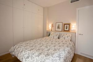 科尔多瓦河上公寓的一间卧室配有一张床和白色橱柜