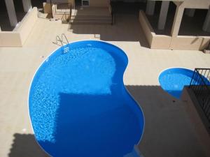 帕福斯Melania Apartment的一个大蓝色泳池,上面刻有字母