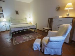 斯佩洛Casa Flora的一间卧室配有一张床、两把椅子和一个梳妆台