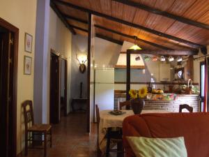 贝纳马奥马Casa La Rosa P.N. Sierra de Grazalema的厨房以及带桌椅的用餐室。
