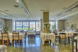 巴拉格尔巴拉格尔酒店的用餐室设有桌椅和窗户。