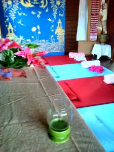 帕府查塔万民宿的一张桌子,上面有两张红色和蓝色的桌子