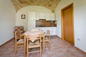 皮内托Agriturismo Agrimare Barba的厨房以及带桌椅的用餐室。