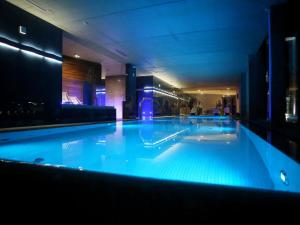 奥尔什丁避风港酒店与spa的大楼内一个蓝色的大型游泳池