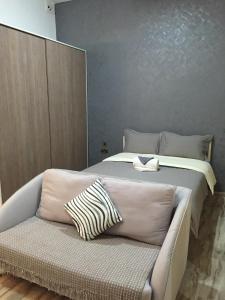 森格莱阿Senglea Apartments的一间卧室配有一张床和一张沙发