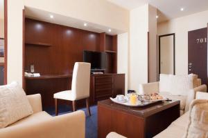 贝鲁特五月花大酒店 的酒店客房配有桌椅和电视。