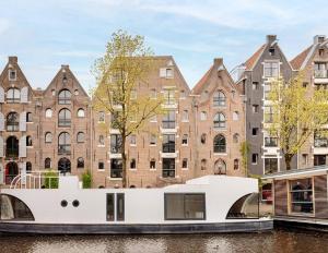 Cozy Cabin at houseboat