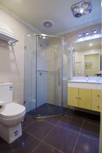 墨尔本帕克斯奎尔汽车旅馆和服务式公寓的带淋浴、卫生间和盥洗盆的浴室
