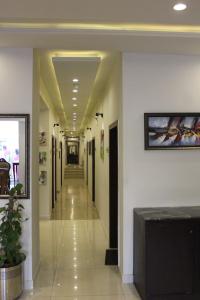 伊斯兰堡Hotel One Super, Islamabad的医院里一条空的走廊,有过道