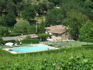 桑塔比诺Borgo del Molinello的庭院中带游泳池的房子