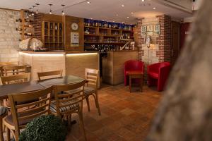 翁弗勒尔和地球之间的海酒店的一间带桌椅的餐厅和一间酒吧