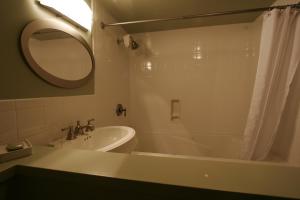 奥克港Wildwood Farm Bed & Breakfast的带浴缸、水槽和镜子的浴室