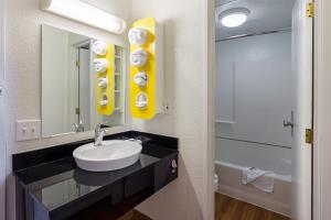 斯波坎谷斯波坎东部6号汽车旅馆的浴室配有盥洗盆、镜子和浴缸