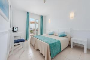 阿尔库迪亚港布瑞滨海旅馆的白色的卧室设有床和窗户