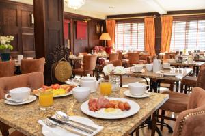 都柏林凯尔特旅馆客栈餐厅和酒吧的餐厅内的早餐桌包括鸡蛋和培根