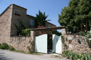 PierrerueLe Jas des Nevières的白色门和石墙的房子