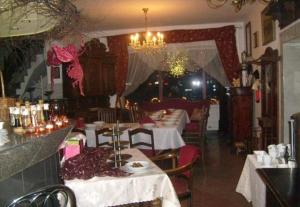 卡尔帕奇Usługi hotelarskie Karpacz的一间带桌椅和吊灯的餐厅