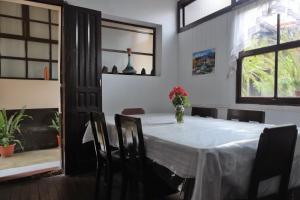 克萨尔特南戈塞贝尔旅舍的一间配备有白色桌椅的用餐室