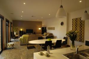 本迪戈Abode Bendigo Apartments的客厅配有沙发和桌子