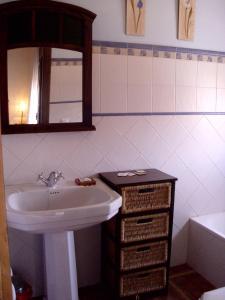 桑卢卡尔-德巴拉梅达德门丘旅馆的一间带水槽和镜子的浴室