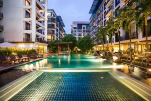 曼谷于拉查达阿曼塔酒店的城市中心的一个游泳池